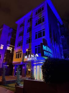 un bâtiment avec des lumières bleues sur son côté dans l'établissement Mina 1 Hotel, à Ankara