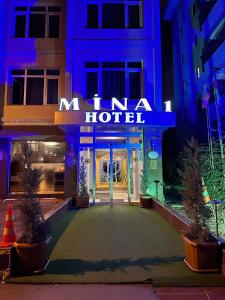 アンカラにあるMina 1 Hotelの無名ホテルの看板が付いたホテル入口