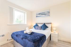 a bedroom with a large bed with blue sheets at Uni Utopia, Private Parking, Whole House in Tile Hill