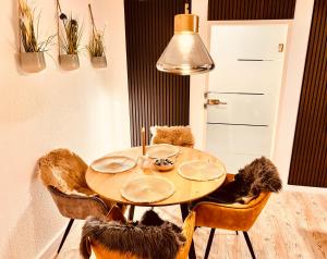 Stylish Apartment with Beautiful Ambiance في كولونيا: غرفة طعام مع طاولة و قطة ملقاة على الكراسي