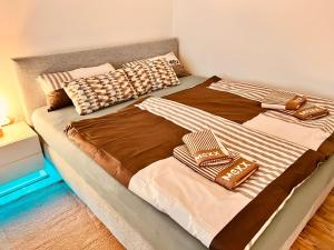 ein großes Bett mit zwei Handtüchern darüber in der Unterkunft Cologne Chic: Mexx Opulence Köln in Köln
