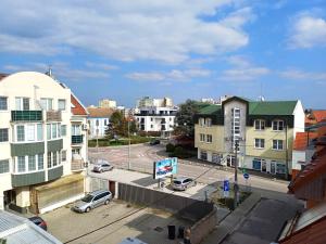 una vista aérea de una ciudad con edificios y una calle en Apartmán Marty, en Nové Zámky