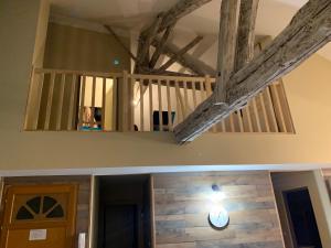 una escalera en una casa con vigas de madera en Capoulet, en Capoulet-et-Junac