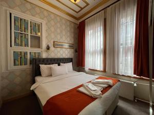 Postel nebo postele na pokoji v ubytování Le Safran Suite Hotel