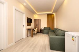 ein Wohnzimmer mit einem Sofa und einem Tisch in der Unterkunft Perla Blanca Hotel in Trabzon