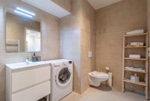 Ένα μπάνιο στο Superb New 2-room Apartment -parking Border Monac +8 φωτογραφίες