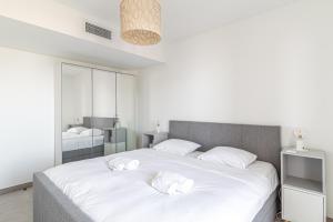 Ένα ή περισσότερα κρεβάτια σε δωμάτιο στο Superb New 2-room Apartment -parking Border Monac