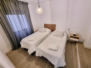 Un pat sau paturi într-o cameră la San Isidro City Center Apartment