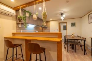 Afbeelding uit fotogalerij van New Open 天神橋筋六丁目駅徒歩1分 バーカウンター付き一軒家 天満居酒屋街徒歩3分 梅田 難波10分 in Osaka