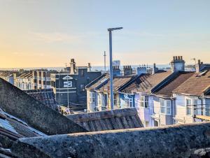 - une vue sur une ville avec des maisons et des toits dans l'établissement Cosy Loft Retreat, King Bed, En-suite, Kitchenette, Homestay, à Brighton et Hove