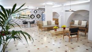 sala de estar con mesa y sillas en Coral Los Alisios, en Los Cristianos