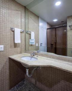 y baño con lavabo y espejo. en Hotel Nacional Inn Belo Horizonte, en Belo Horizonte