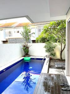 una piscina en el patio trasero de una casa en Sunny Heaven Villa, en Jimbaran