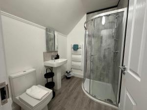 A bathroom at Ashbrook Stert St 5 bedroom property