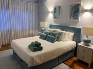 ein Schlafzimmer mit einem Bett mit Handtüchern darauf in der Unterkunft Oliveira House in Ponta Delgada + 75 Fotos