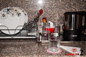 encimera de cocina con cafetera y vasos en Tulip 6 of October Hotel, en Seis de Octubre
