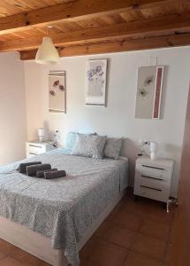 una camera da letto con un letto grande e due comodini di La Terraza de Consolación 17 a Cáceres Altre 17 foto