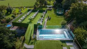 Bazén v ubytování Gartenhotel Crystal - 4 Sterne Superior nebo v jeho okolí