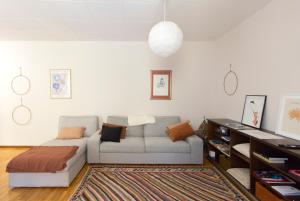 un soggiorno con divano e tavolo di Casa Parravicini a Sondrio