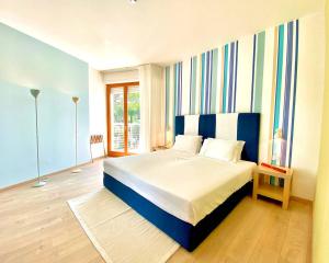 1 dormitorio con 1 cama grande en una habitación en Art&Park Hotel Union Lido, en Cavallino-Treporti