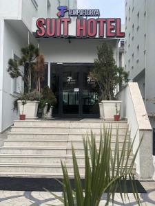 hotel ze schodami przed budynkiem w obiekcie Tempo Florya Otel w Stambule
