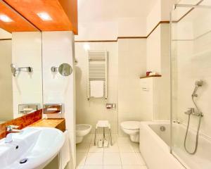 uma casa de banho com um lavatório, um WC e uma banheira em Art&Park Hotel Union Lido em Cavallino-Treporti