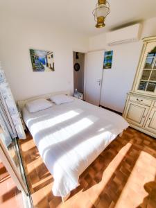 Ένα ή περισσότερα κρεβάτια σε δωμάτιο στο Les Marguerites - T2 avec clim et parking à la Fossette