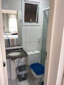 a small bathroom with a toilet and a sink at Apartamento Confortável. Auxílio/dicas na cidade. in Juazeiro do Norte
