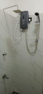 een badkamer met een douche en een zeepdispenser aan de muur bij Me-Family in Matale