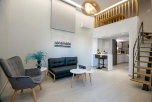 Posezení v ubytování Mylos Modern Apartments,By Idealstay Experience
