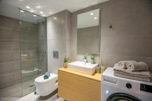 Koupelna v ubytování Mylos Modern Apartments,By Idealstay Experience + 31 fotografií
