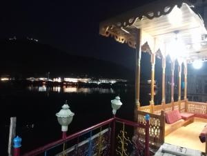 einen Pavillon mit Blick auf das Wasser in der Nacht in der Unterkunft Houseboat New Jahangir And Morning Car in Srinagar