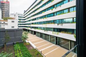 une vue extérieure d'un bâtiment avec des plantes dans l'établissement Mirabilis Apartments - LX Living, à Lisbonne