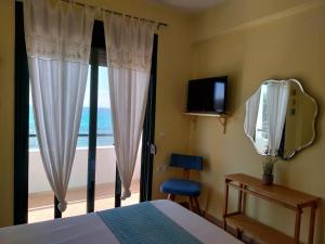 1 dormitorio con cama y vistas al océano en Villa 3Ω en Nea Skioni