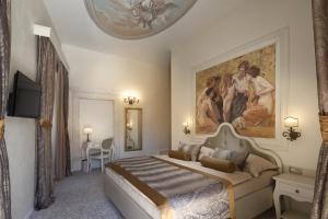 um quarto com uma cama com um quadro na parede em Heritage Hotel Life Palace em Sibenik