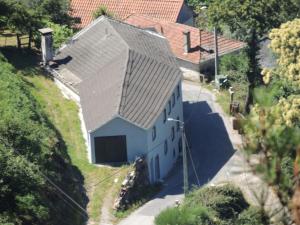 una vista aérea de una casa blanca con techo en Casa do Forno en Mondim de Basto