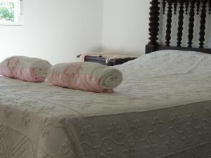 Una cama con dos almohadas encima. en Casa do Forno, en Mondim de Basto
