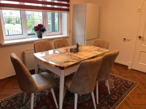 a dining room with a table and chairs at Duplex in Chişinău