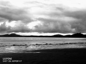 una foto en blanco y negro de una playa con nubes en North Wales family homes, zip world, Snowdonia, beach retreats en Blaenau-Ffestiniog