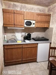 Kuchyň nebo kuchyňský kout v ubytování Sirocave barlang apartmanok