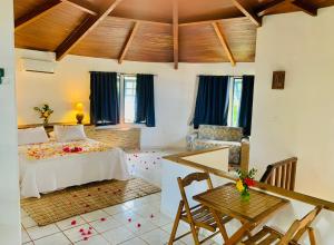 a bedroom with a bed and a table and chairs at Pousada Maraú in Marau