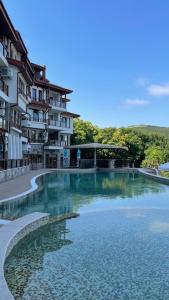 een grote plas water voor een gebouw bij Apartment Balchik in Balchik