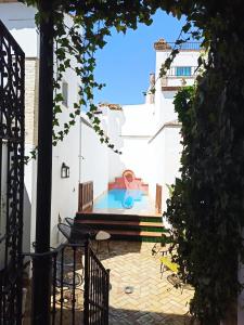 Πισίνα στο ή κοντά στο Hostal Café FRENTEABASTOS