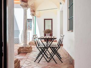 uma mesa e duas cadeiras num pátio em Descanso y paz en la Juderia de Carmona em Carmona