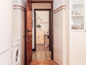 ein Bad mit einer Waschmaschine und einem Trockner im Zimmer in der Unterkunft Descanso y paz en la Juderia de Carmona in Carmona + 32 Fotos