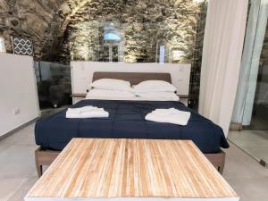 Una cama con dos toallas blancas encima. en ca' di sotto, en Riomaggiore