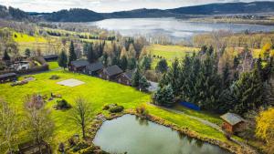 uma vista aérea de uma casa e de um lago em Stanica pod Zadzierną Domki całoroczne em Lubawka