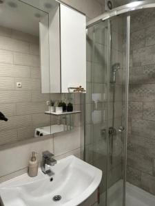 y baño con lavabo y ducha. en Apartman Split, en Split