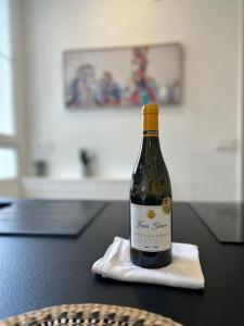 a bottle of wine sitting on top of a napkin at Le Traveller - COSY FLAT Senlis in Senlis