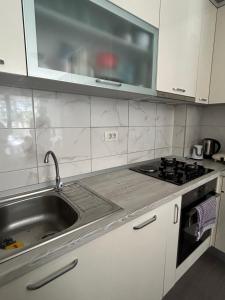 cocina con fregadero y fogones en Apartman Split, en Split
